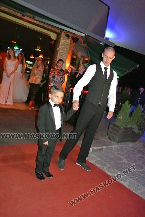 Носители на корони „Мис“ и „Мистър“ посрещнаха есента с модна фиеста под звездите 