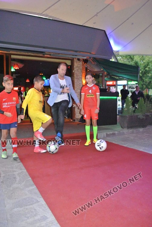 Тренерът прави показно 