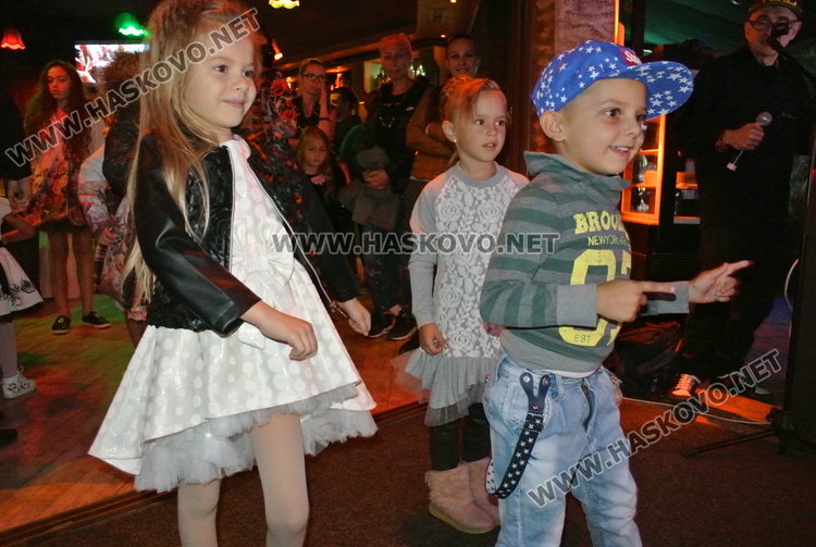 Носители на корони „Мис“ и „Мистър“ посрещнаха есента с модна фиеста под звездите 