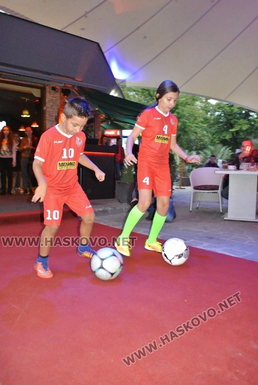 Кой каза, че носителка на короната Мис, освен на модния подиум,  не може да бъде  добра и на терена колкото Роналдо!? Паула даде заявка, че може!