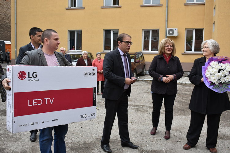 Пенсионерите в Асеновград посрещат празника си в нов клуб