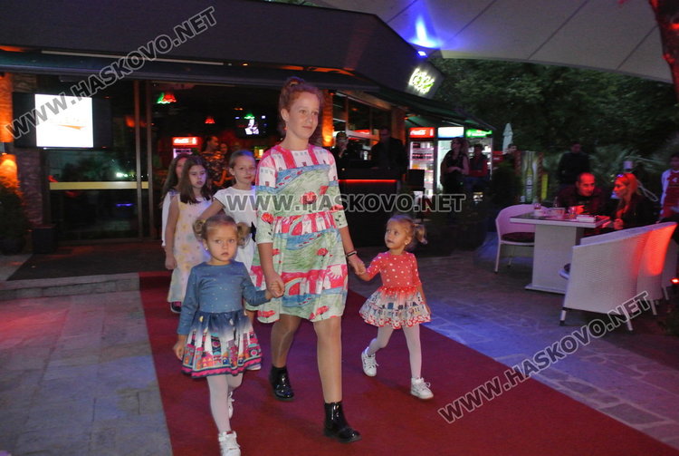 Носители на корони „Мис“ и „Мистър“ посрещнаха есента с модна фиеста под звездите 