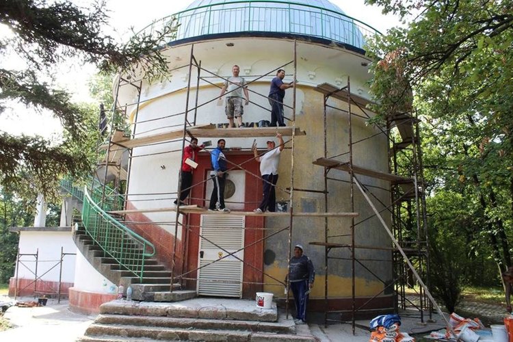Ремонтират звездната зала на планетариума в Димитровград