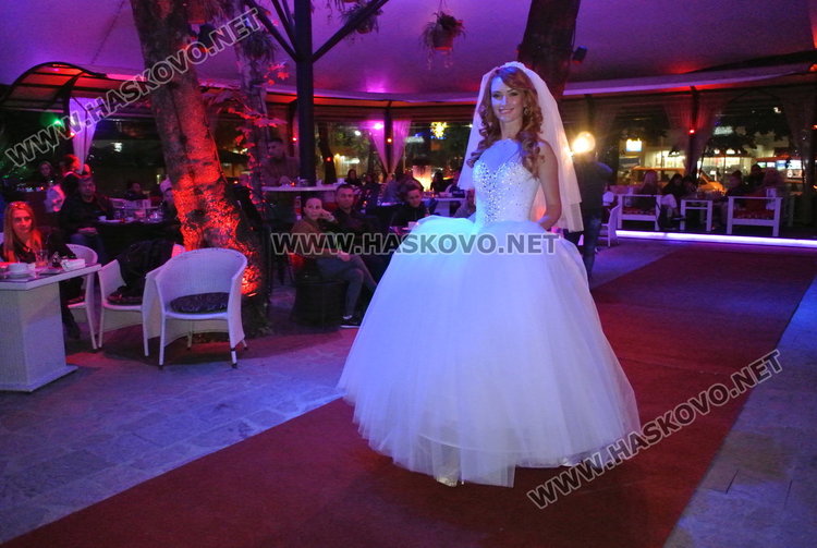 Носители на корони „Мис“ и „Мистър“ посрещнаха есента с модна фиеста под звездите 