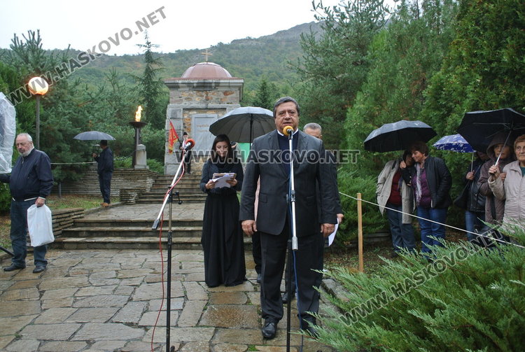 Десетки потомци коленичиха пред Пантеона в Маджарово в Деня на тракийската памет 