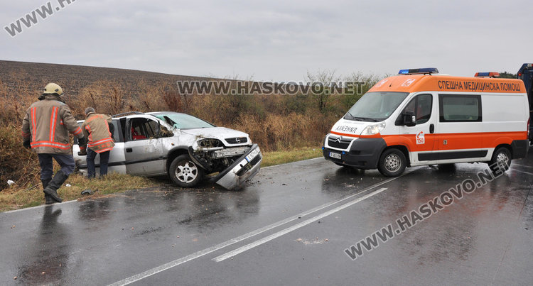 Опел на газ излетя в канавката на пътя за Баните