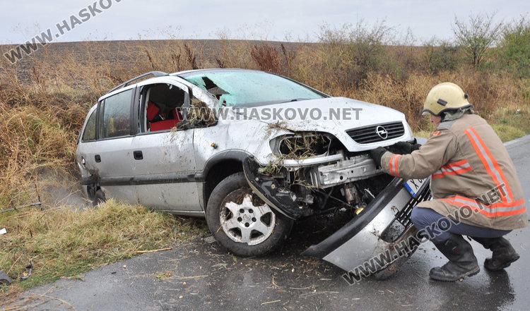 Опел на газ излетя в канавката на пътя за Баните