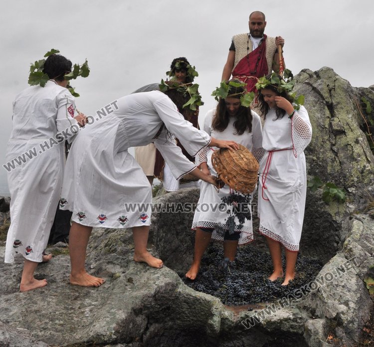 Босоноги девойки изкараха вино за бог Сабазий-Загрей от шарапаните