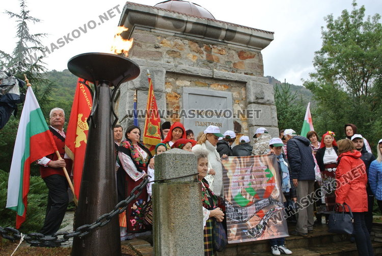 Десетки потомци коленичиха пред Пантеона в Маджарово в Деня на тракийската памет 