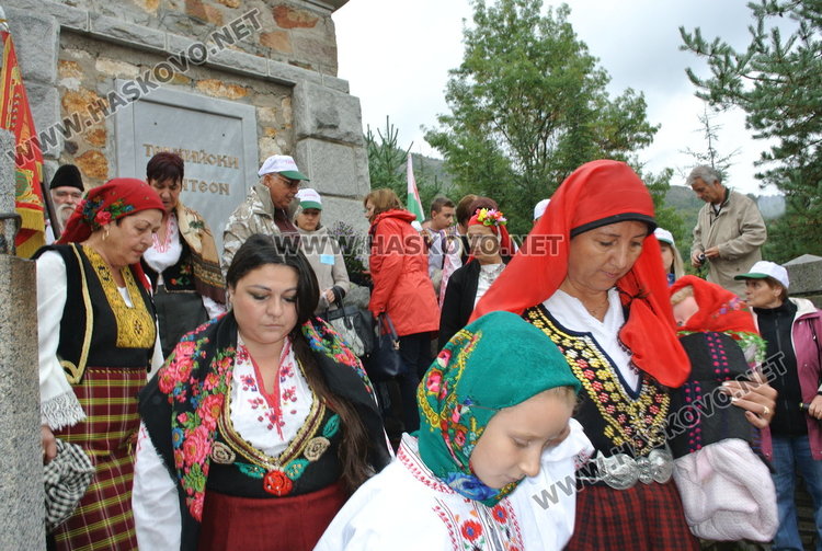 Десетки потомци коленичиха пред Пантеона в Маджарово в Деня на тракийската памет 