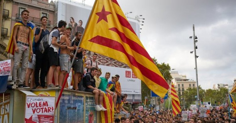 Асанж: Първата интернет война в света започна в Каталуния