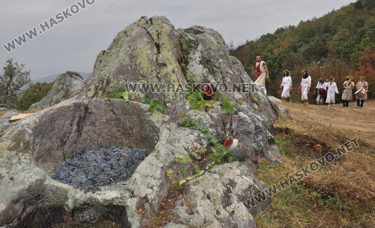 Босоноги девойки изкараха вино за бог Сабазий-Загрей от шарапаните