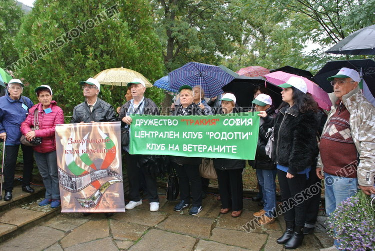 Десетки потомци коленичиха пред Пантеона в Маджарово в Деня на тракийската памет 