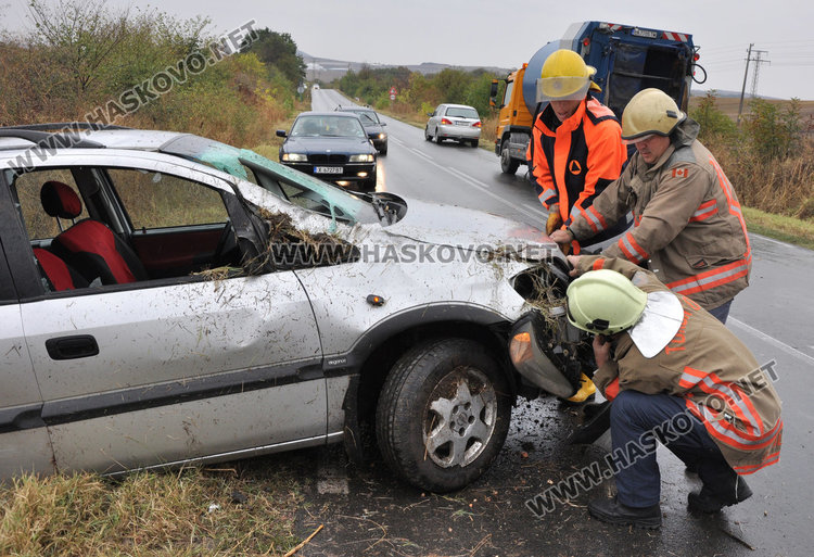 Опел на газ излетя в канавката на пътя за Баните