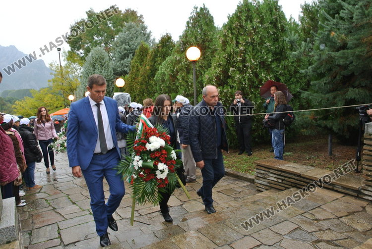Десетки потомци коленичиха пред Пантеона в Маджарово в Деня на тракийската памет 