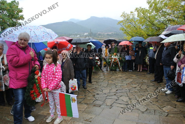 Десетки потомци коленичиха пред Пантеона в Маджарово в Деня на тракийската памет 