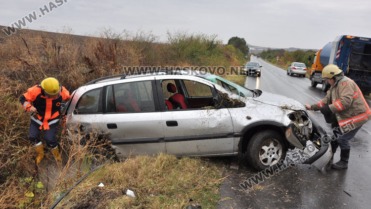 Опел на газ излетя в канавката на пътя за Баните