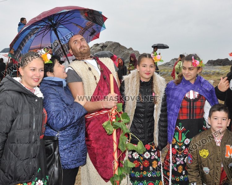 Босоноги девойки изкараха вино за бог Сабазий-Загрей от шарапаните