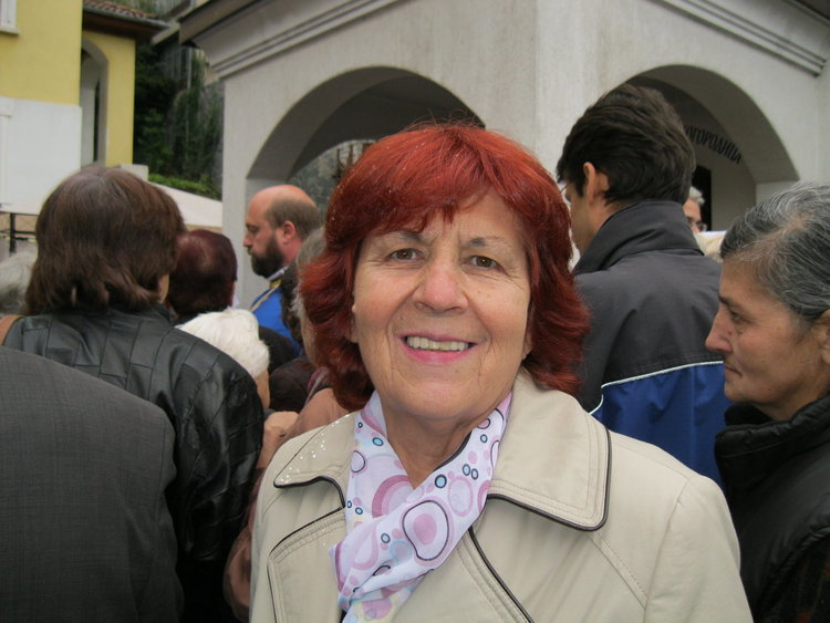 Десетки се помолиха на храмовия празник Покров Богородичев в параклиса в Смолян