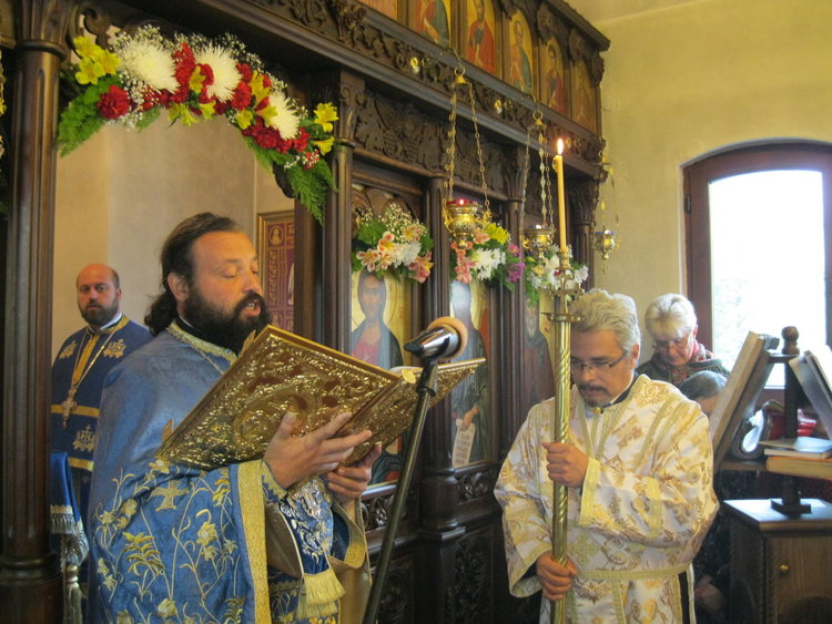 Десетки се помолиха на храмовия празник Покров Богородичев в параклиса в Смолян
