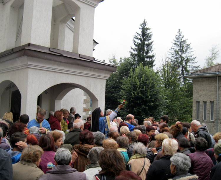 Десетки се помолиха на храмовия празник Покров Богородичев в параклиса в Смолян