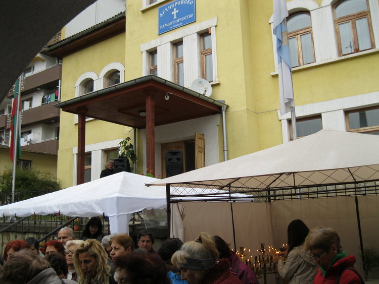 Десетки се помолиха на храмовия празник Покров Богородичев в параклиса в Смолян