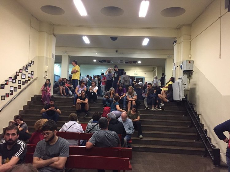 Много активисти са прекарали тази и миналите нощи пред изборните секции. 