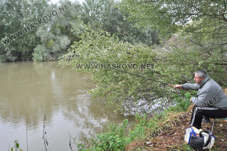 Рибар за пример хвръля въдица край река Марица