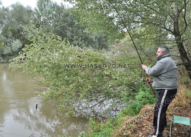 Рибар за пример хвръля въдица край река Марица