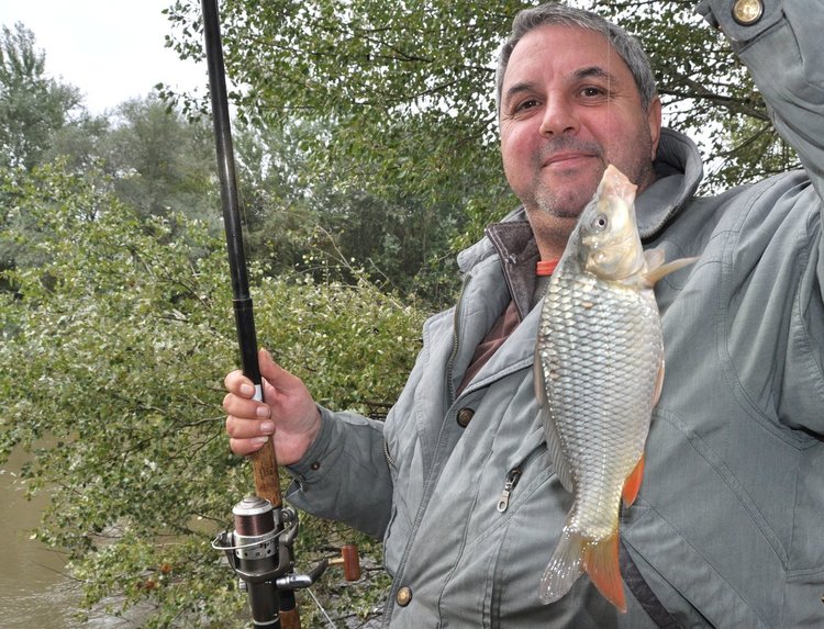 Рибар за пример хвръля въдица край река Марица