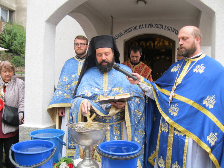 Десетки се помолиха на храмовия празник Покров Богородичев в параклиса в Смолян