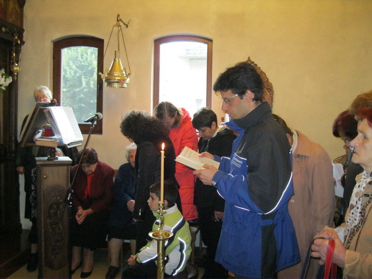 Десетки се помолиха на храмовия празник Покров Богородичев в параклиса в Смолян