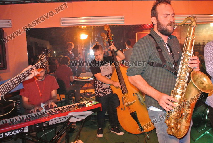 Басистът Светльо посрещна рождения си ден свирейки 