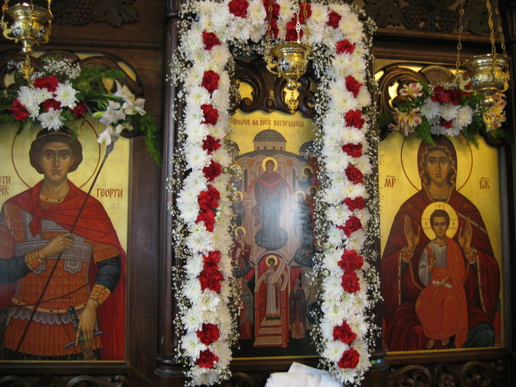 Десетки се помолиха на храмовия празник Покров Богородичев в параклиса в Смолян