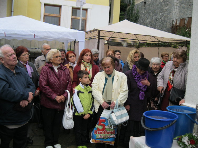 Десетки се помолиха на храмовия празник Покров Богородичев в параклиса в Смолян