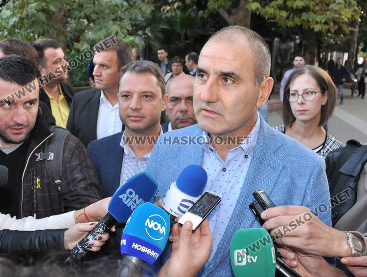 Цветанов сондира мнение в Хасково за оставката на Добрев