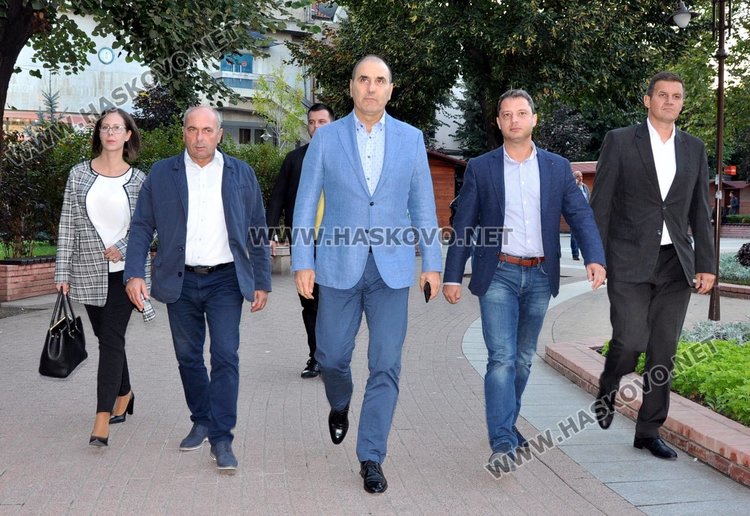 Цветанов сондира мнение в Хасково за оставката на Добрев