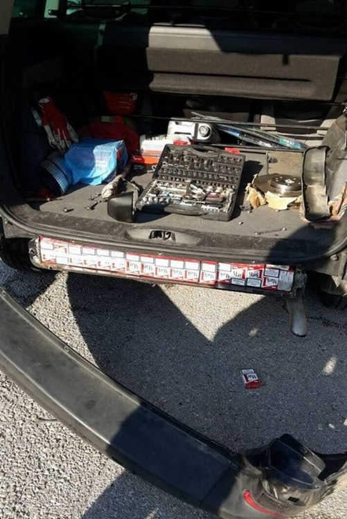 Цигарите били укрити в тайник зад бронята, снимки ОДП-Хасково