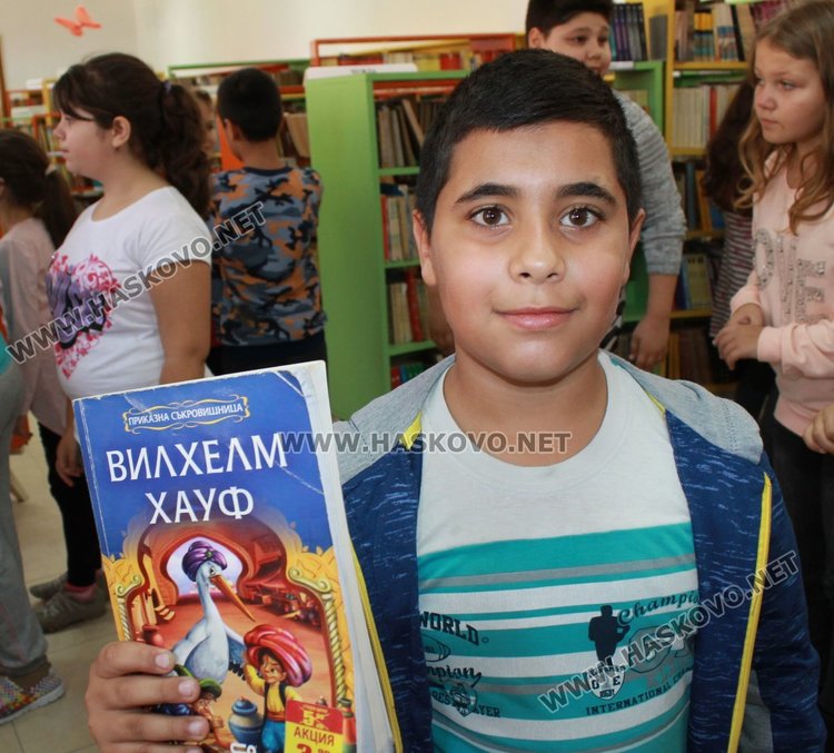 Каравеловци направиха дарение на димитровградската библиотека