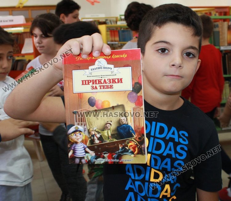 Каравеловци направиха дарение на димитровградската библиотека