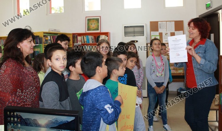 Каравеловци направиха дарение на димитровградската библиотека