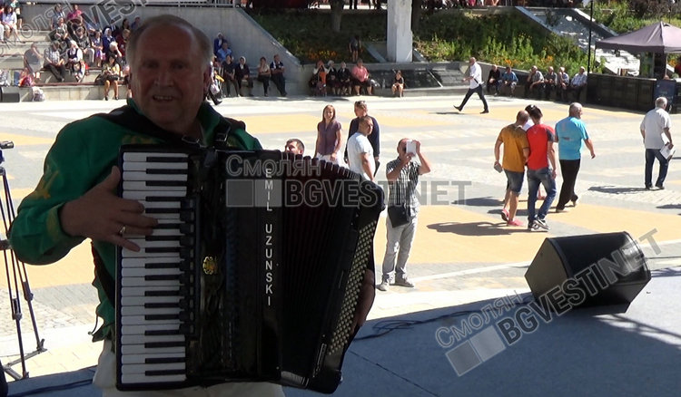 Не може даже да се проследят пръстите му, толкова са бързи по клавиатурата на акордеона
