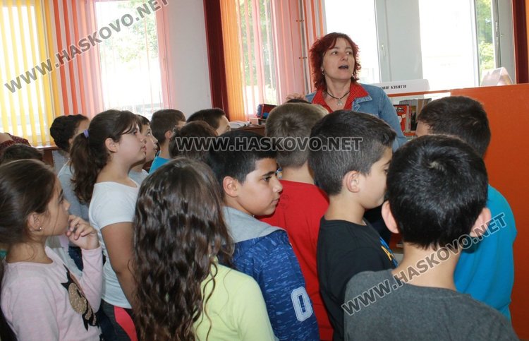 Каравеловци направиха дарение на димитровградската библиотека