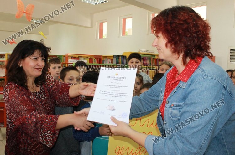 Учениците и техния учител получиха сертификат за дарение