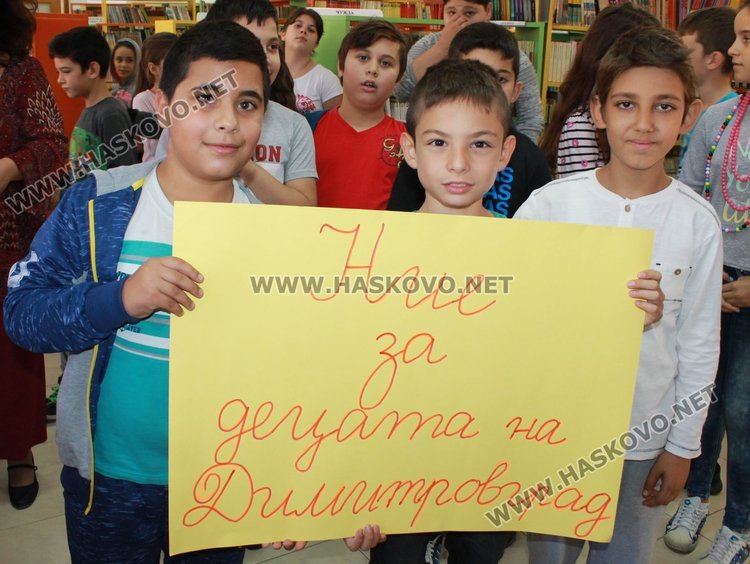 Каравеловци направиха дарение на димитровградската библиотека