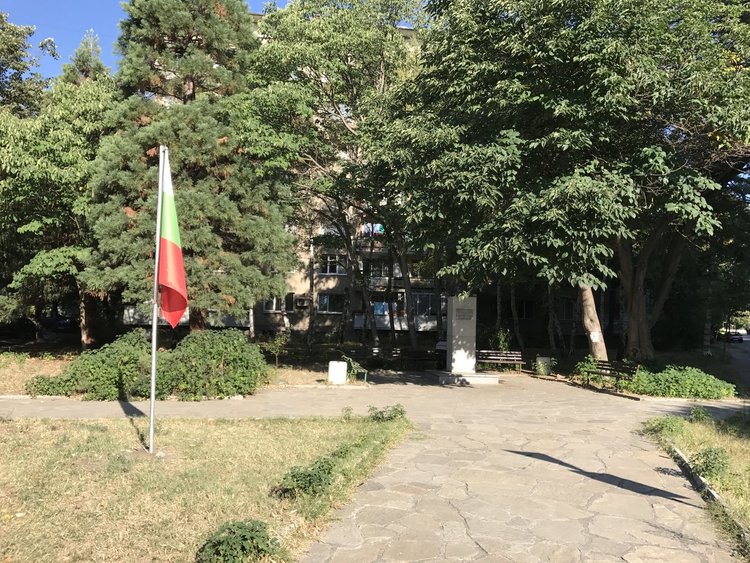 Съветник от ГЕРБ иска общинска грижа за паметника на ген. Делов в Кърджали