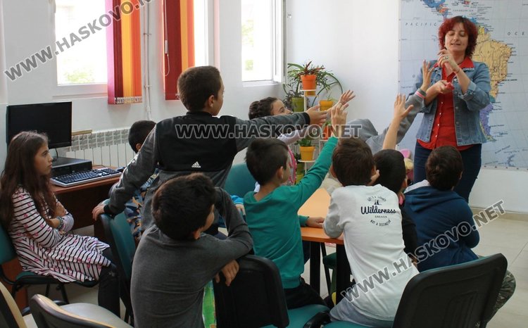 Каравеловци направиха дарение на димитровградската библиотека