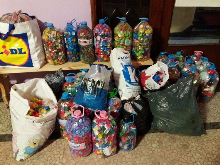 В продължение на една година танцьорите от НЧ „Христо Ботев“ събираха капачки, които вече са предадени на Сдружение „Различни, но равни“ - Пловдив