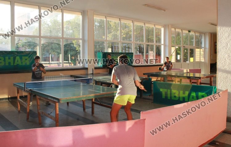 В момента 16-те деца от клуба тренират във фоайето на ОУ "П.Славейков"