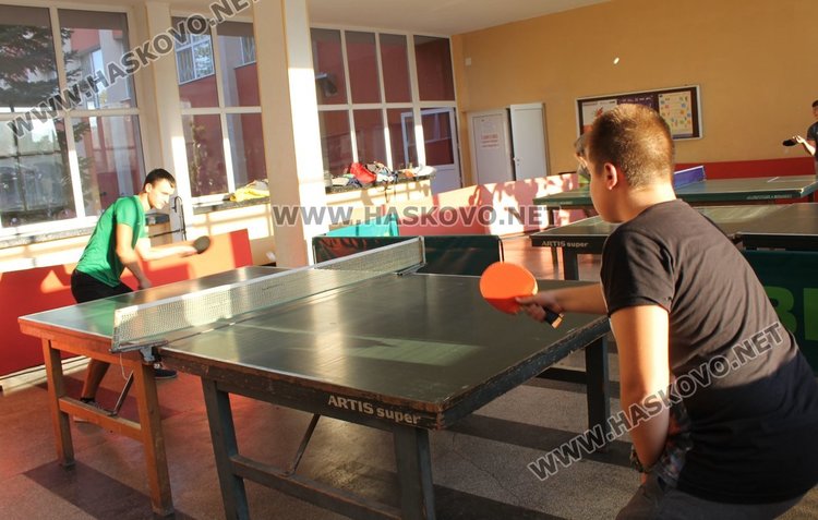 В момента 16-те деца от клуба тренират във фоайето на ОУ "П.Славейков"